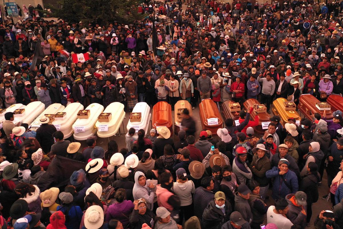 Ataúdes vacíos mientras forman una fila junto a los familiares y pobladores autoconvocados a la espera de la entrega de los cuerpos de los fallecidos en los exteriores del Hospital Carlos Monje Medrano, en Juliaca (Perú).