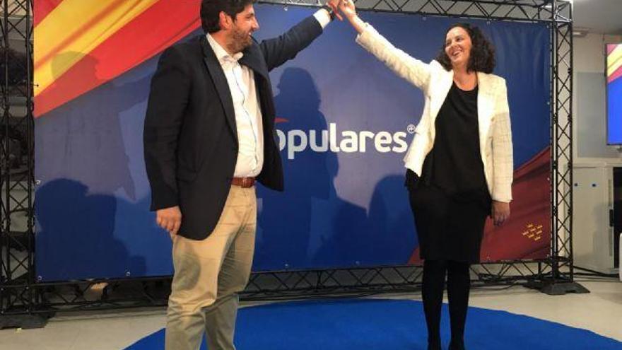 Juana María Martínez, alcaldesa de Fuente Álamo, con López Miras.