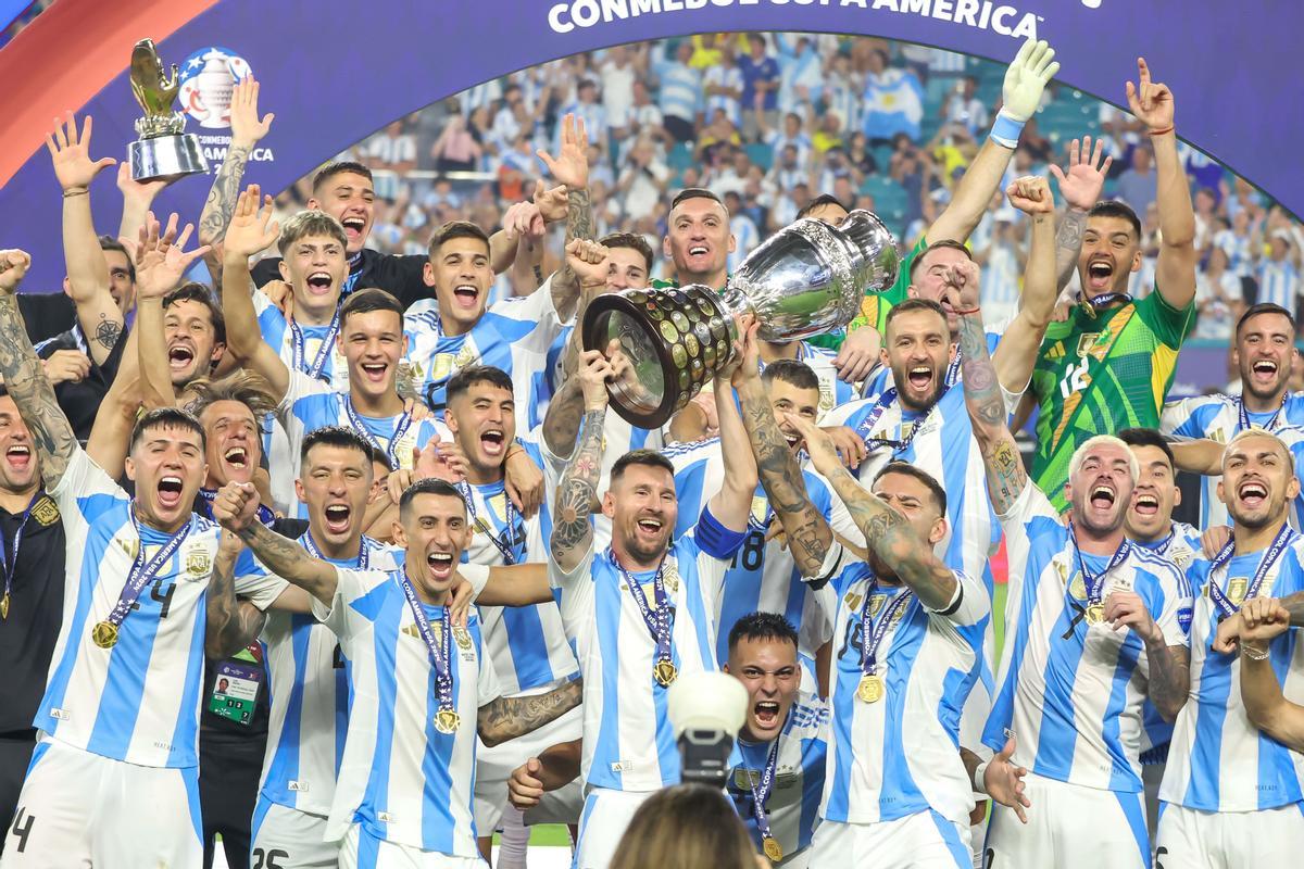 14 July 2024, US, Miami: Argentinas Lionel Messi lifts up the trophy as he celebrates with his team mates after the final whistle of the CONMEBOL Copa America 2024 final soccer match between Argentina and Colombia at Hard Rock Stadium. Photo: Vanessa Carvalho/ZUMA Press Wire/dpa 14/07/2024 ONLY FOR USE IN SPAIN / Vanessa Carvalho/ZUMA Press Wire / DPA;Sports;soccer;sports;football;CONMEBOL Copa America 2024 - Argentina vs Colombia;