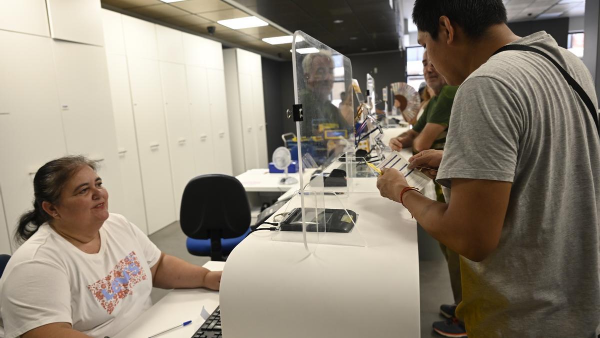 Imagen de este viernes de una oficina de Correos depositando el voto en Castelló