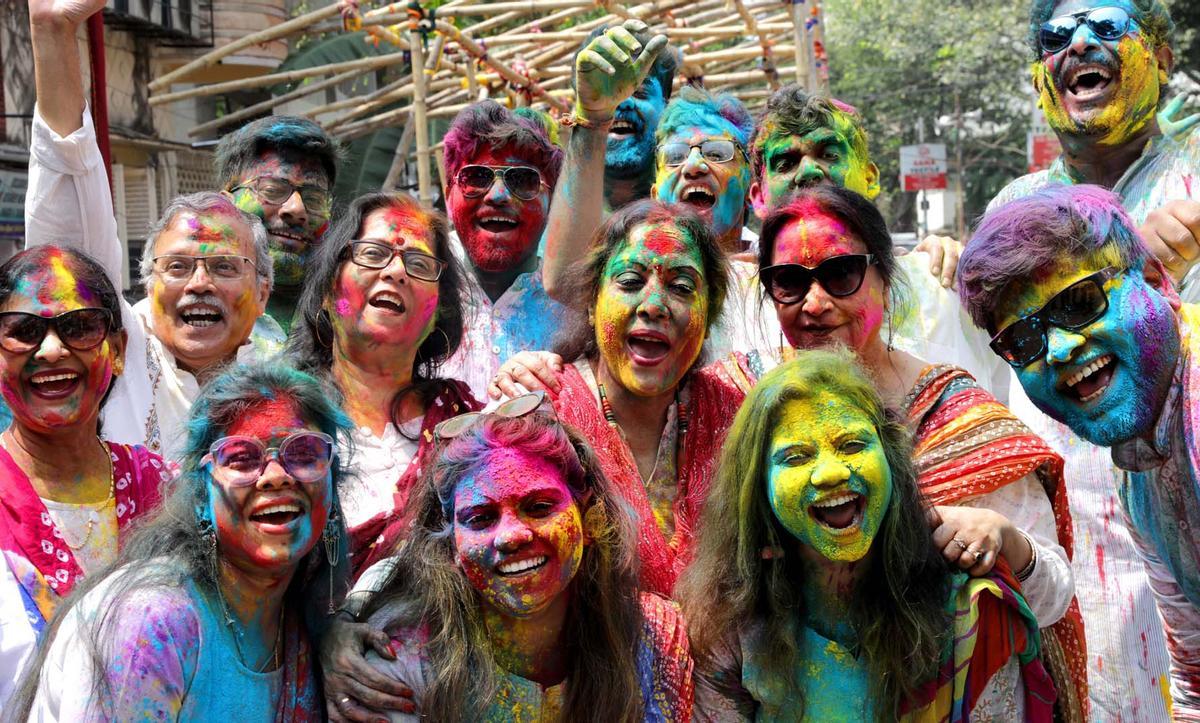 Celebraciones del Holi en el templo Kalupur Swaminarayan , India.