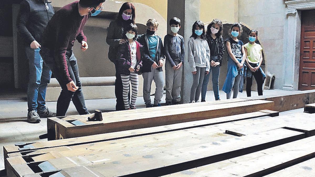 Infants de Solsona visiten l’interior de l’orgue de la catedral | ACN