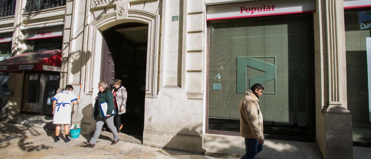 Primer día de reclamación de hipotecas en uno de los bancos de Alicante.