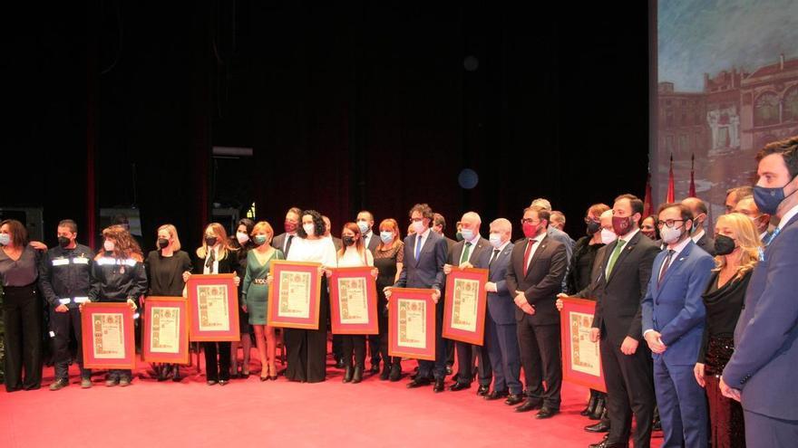 Los héroes anónimos de la pandemia reciben los Honores y Distinciones de Lorca