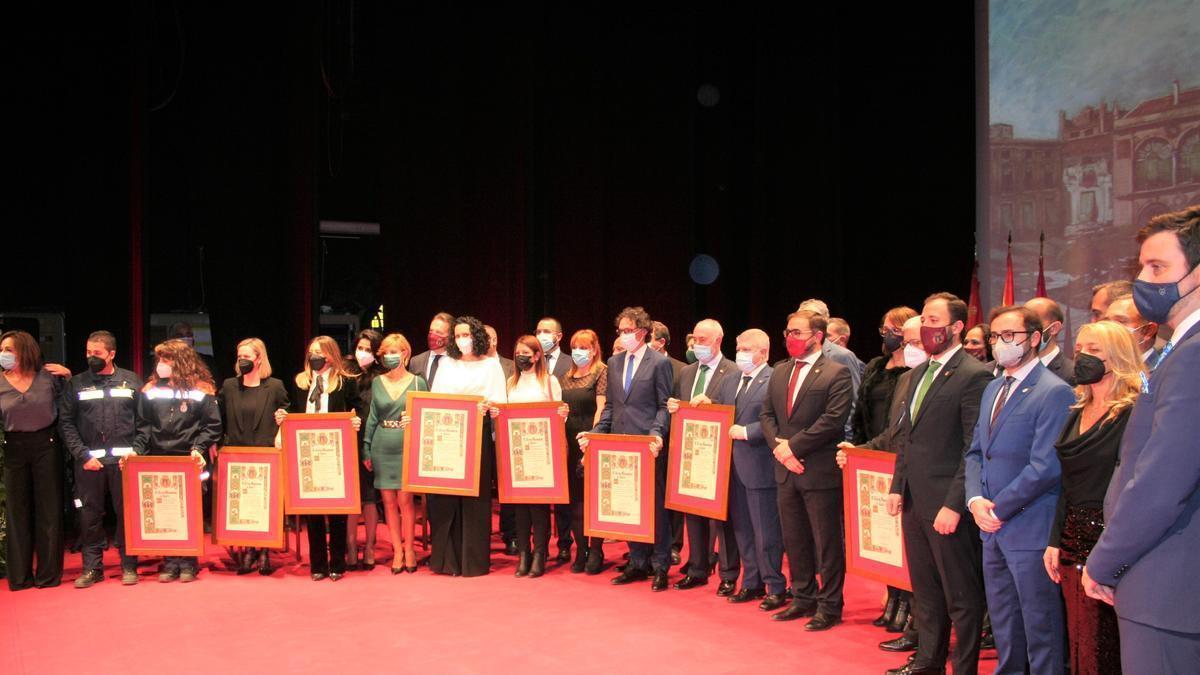 Distinguidos y autoridades posaron al finalizar el acto en el escenario del Guerra.