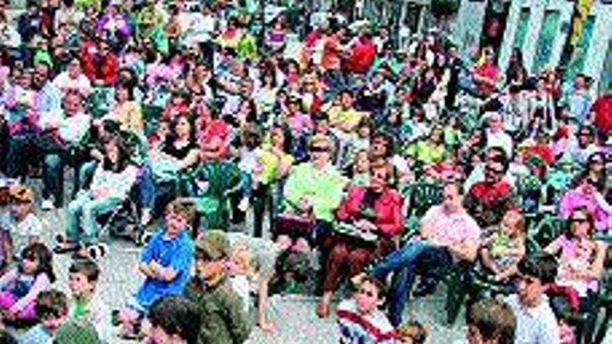 El público en el espectáculo de la Plaza de Galicia. / j.l. oubiña