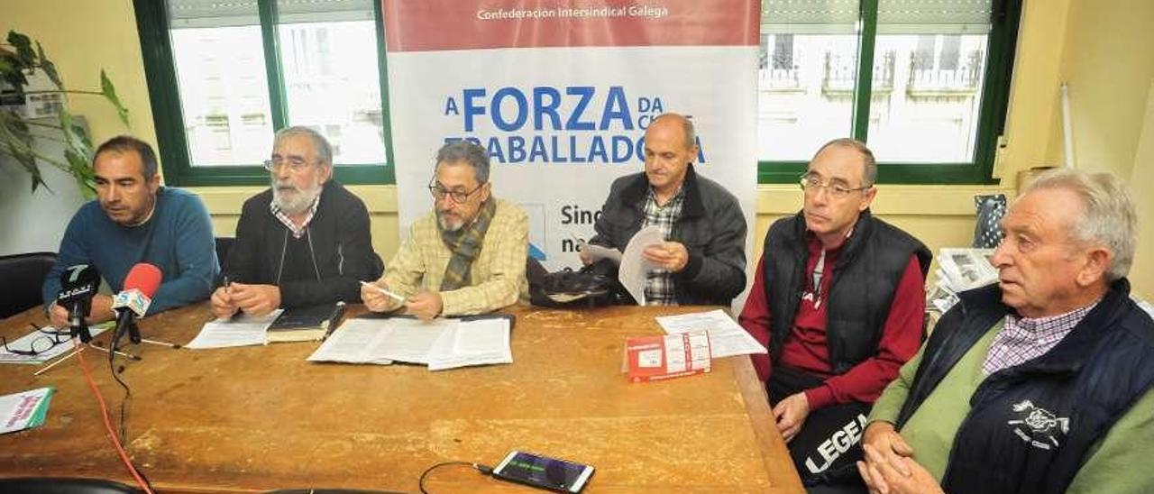 Representantes de distintos colectivos de montes y agrarios, ayer en Vilagarcía. // Iñaki Abella