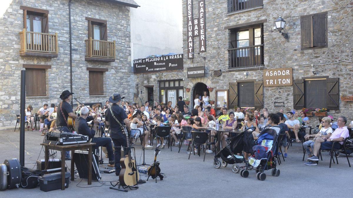 La plaza de Villanúa, punto neurálgico de la localidad donde se retoma el Festival de Música y Arte en las Calles.