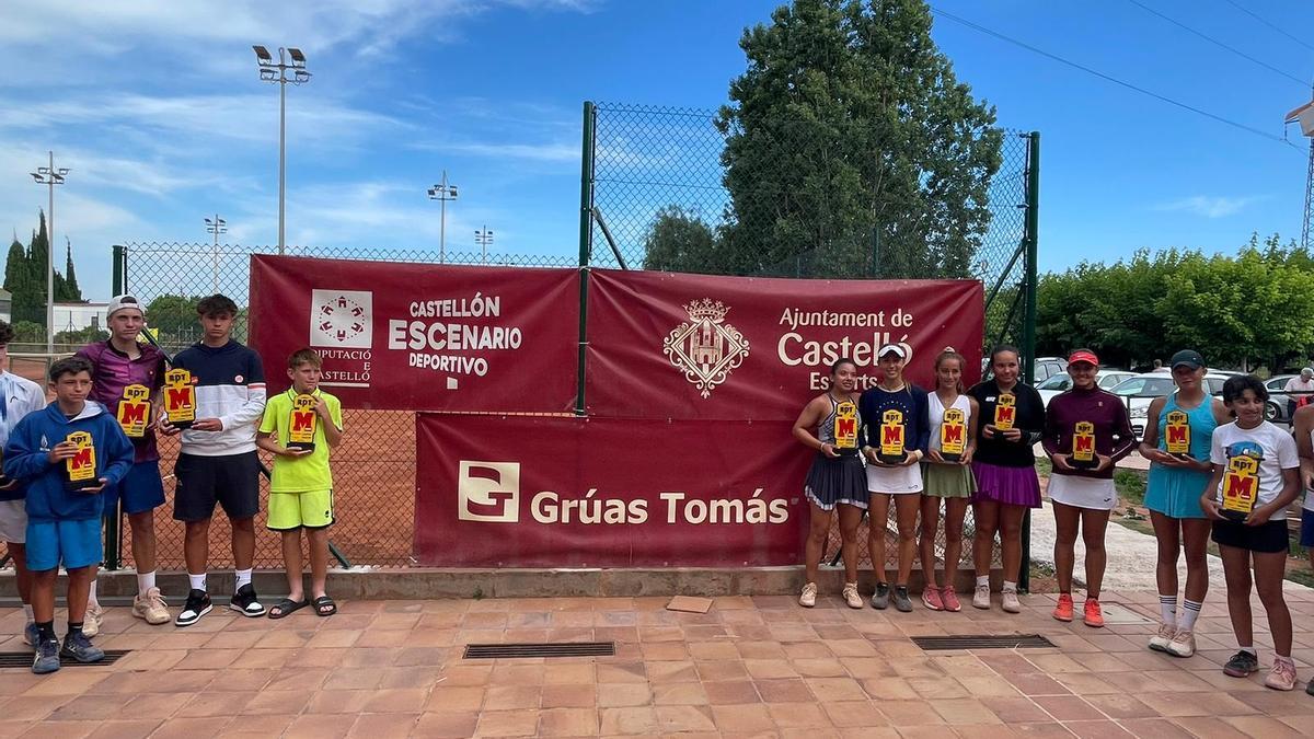 Los vencedores del torneo Nacional celebrado en la Plana Sport de Castelló posan con sus respectivos trofeos.