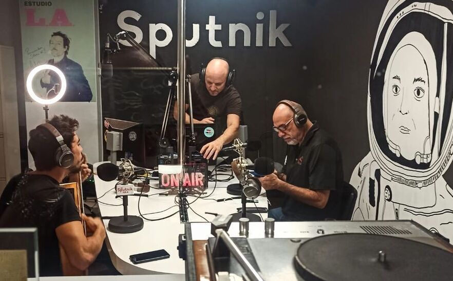 Un momento de la emisión de un programa de Sputnik Radio.