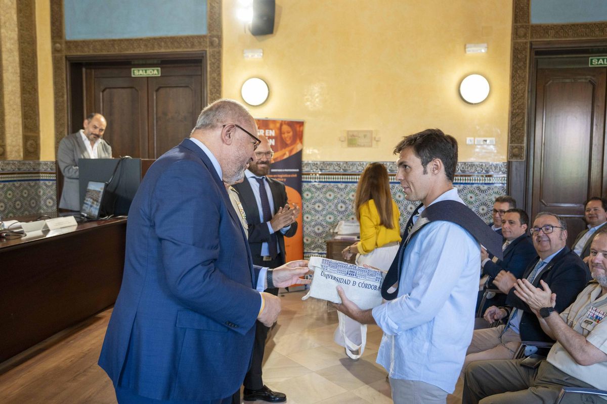 Entrega de diplomas acreditativos de la finalización del máster.