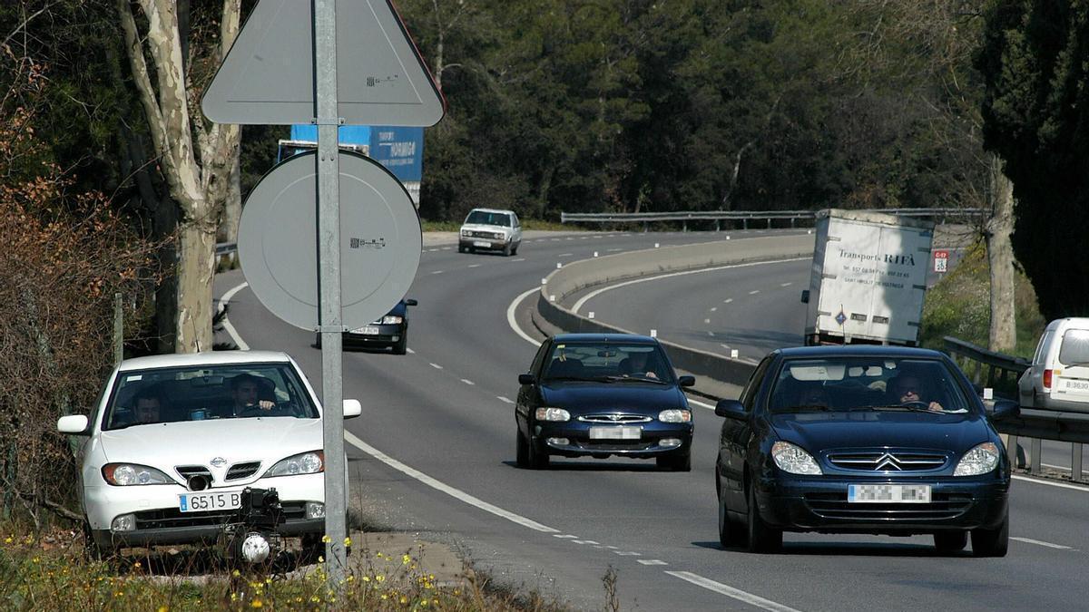 Un coche camuflado de los Mossos d'Esquadra controla, con la ayuda de un radar, la velocidad