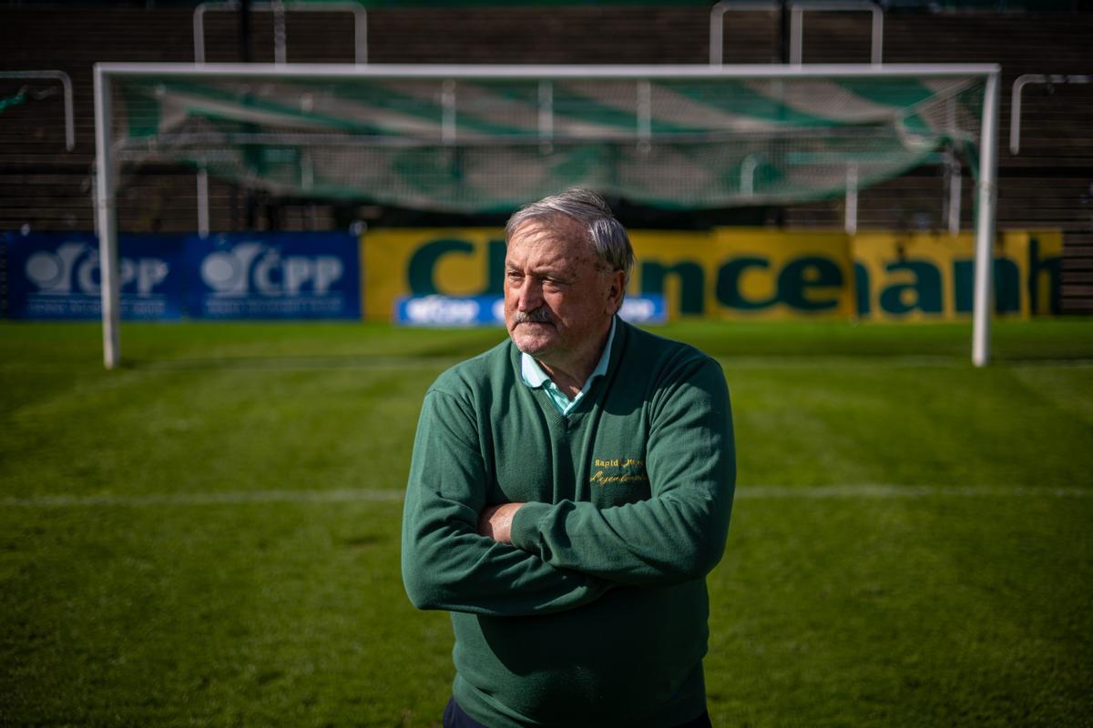 Antonin Panenka, posando años atrás en el estadio del Bohemians