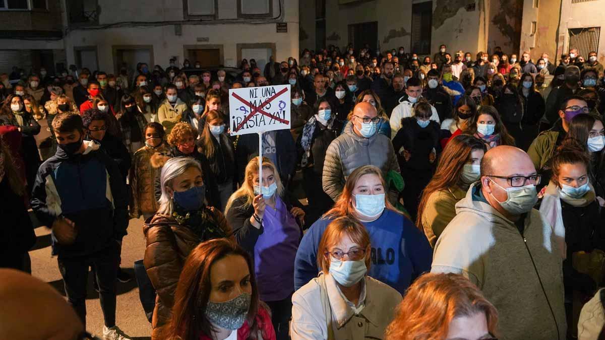 Concentración de protesta por la violación de una chica de 16 años en un polígono de Igualada