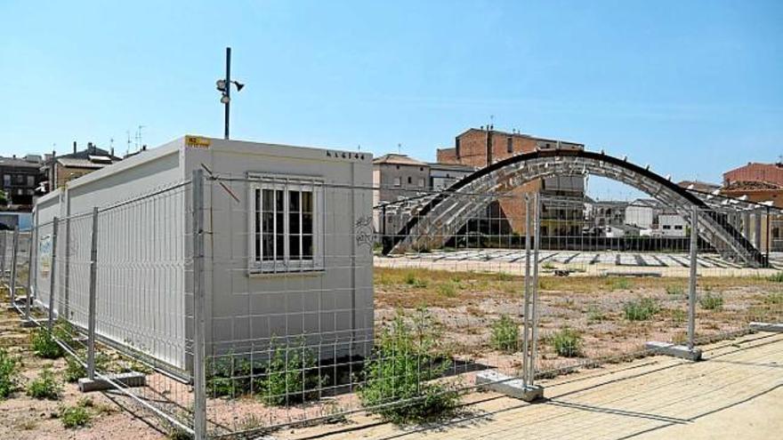 El cobert, envoltat de tanques de protecció per les obres