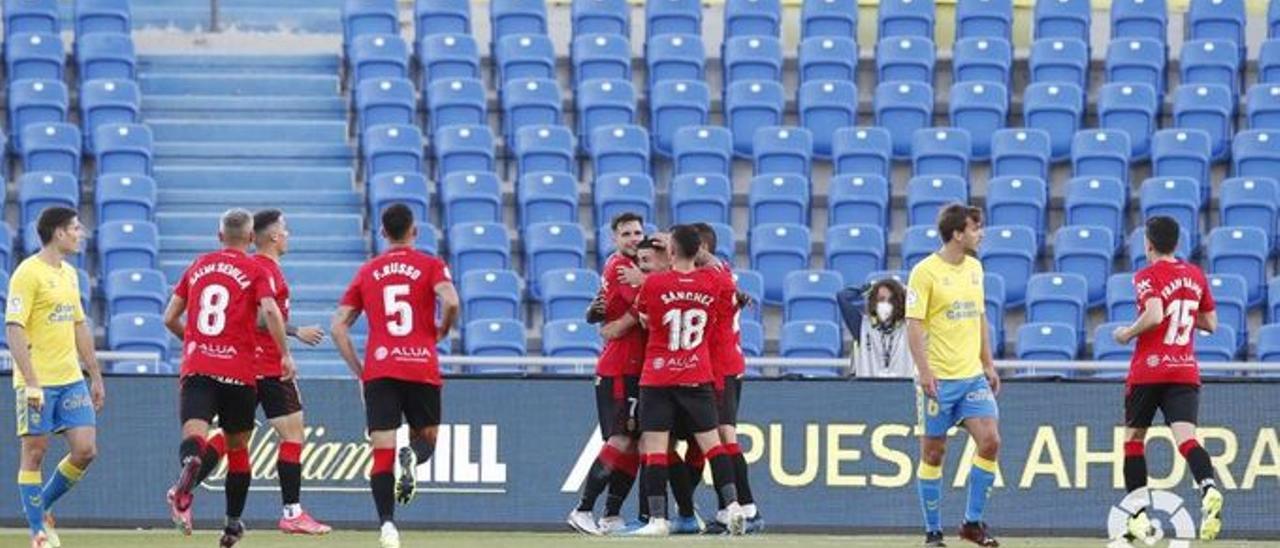 Los jugadores del Mallorca celebran el gol de Amath en Las Palmas.