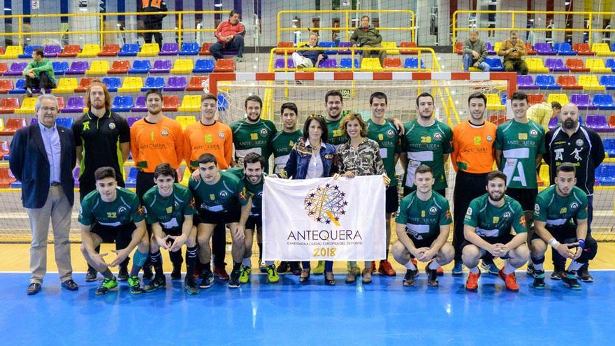 La plantilla del Balonmano Los Dólmenes, en el Fernando Argüelles.