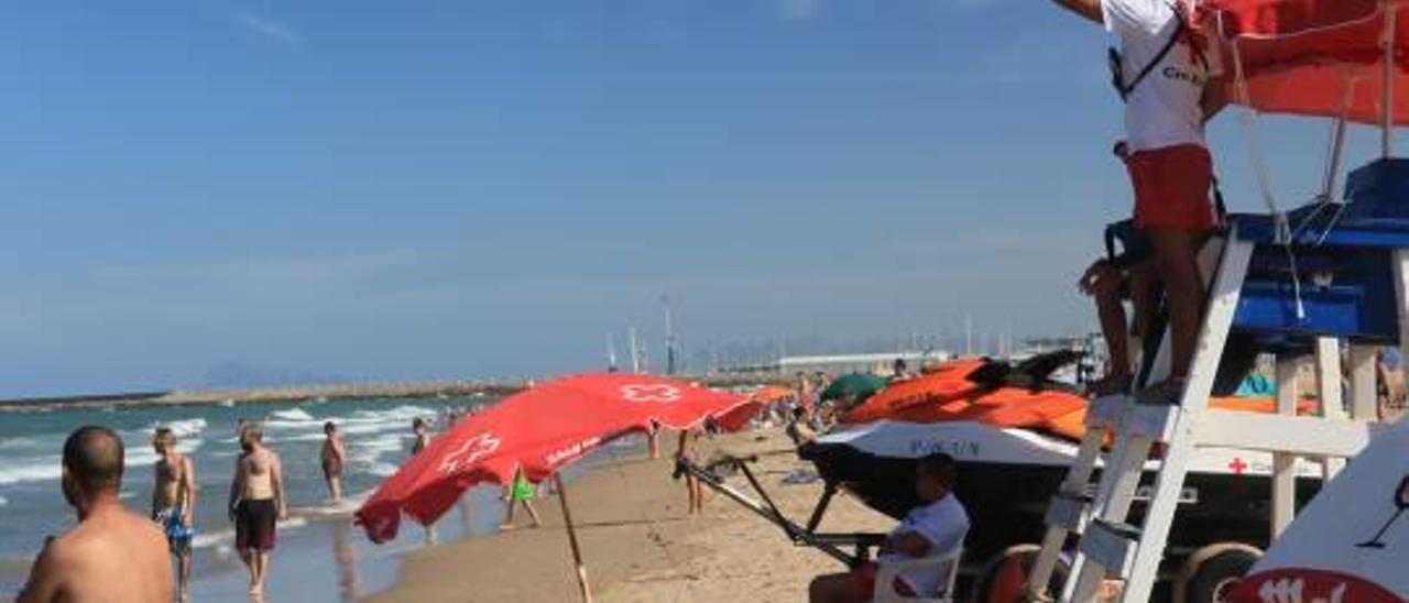 La Cruz Roja de Gandia se desplaza a la playa de Oliva y atiende a dos mujeres que se ahogaban