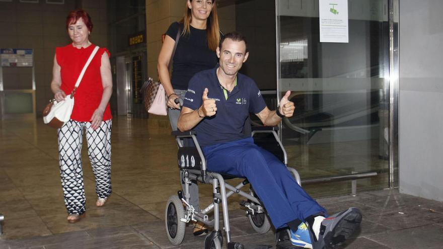 Valverde, junto a su mujer Natalia, ayer al llegar a Alicante.