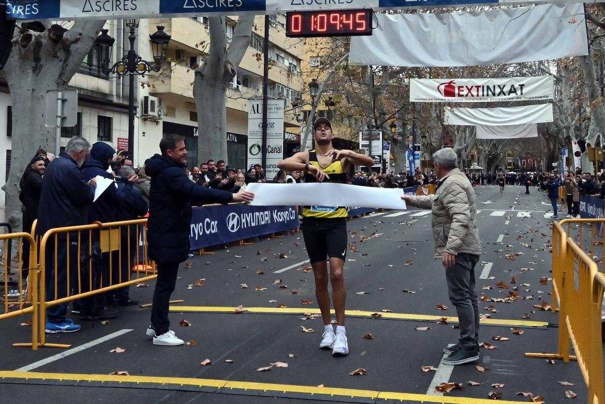 El ganador de la Mitja Marató de Xàtiva de 2025 cruzando la meta.