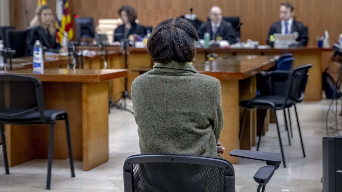 La mujer acusada, durante el juicio celebrado en la Audiencia Provincial de Palma. | B. RAMON