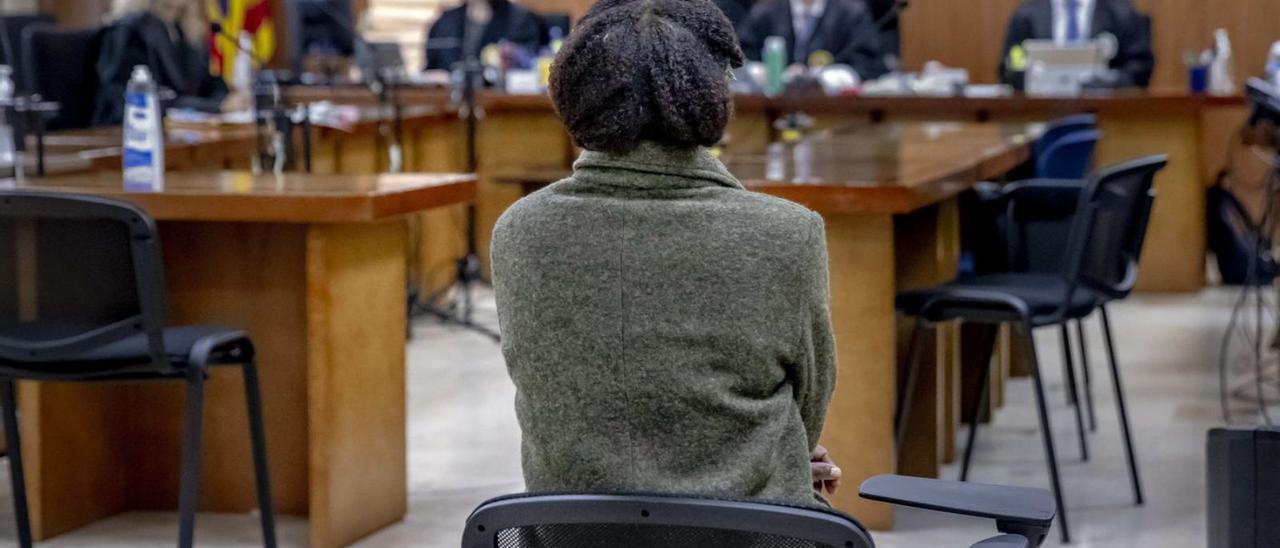 La mujer acusada, durante el juicio celebrado en la Audiencia Provincial de Palma. | B. RAMON