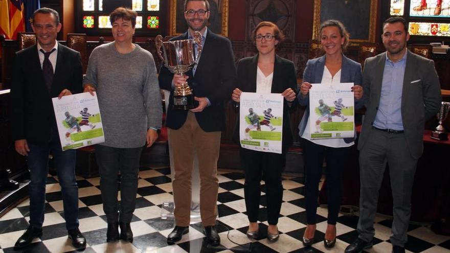 Patrocinadores, organizadores y representantes de Cort posan ayer en la presentación.