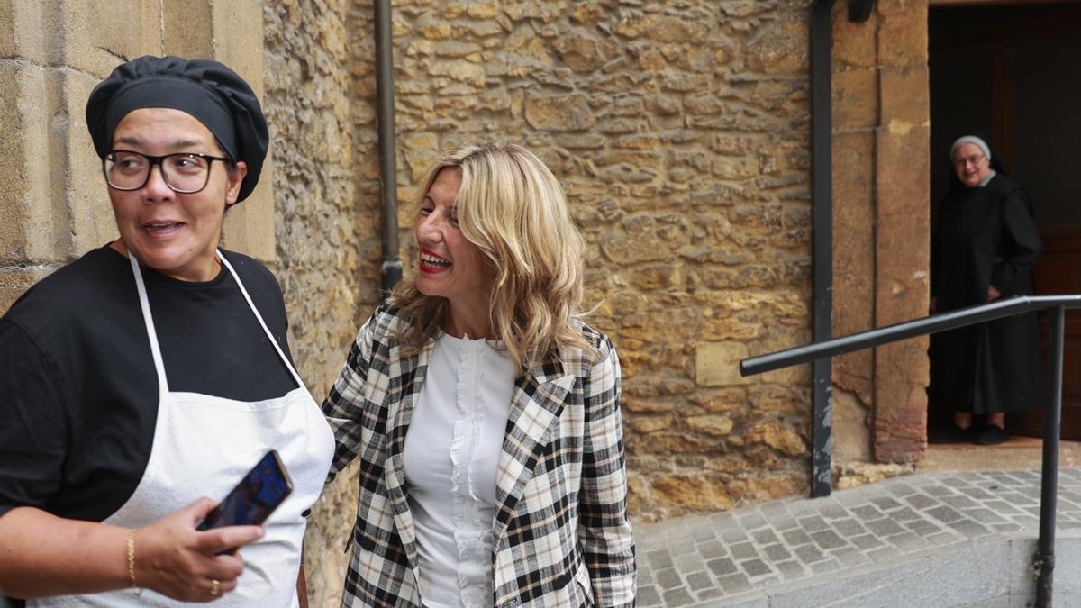 Yolanda Díaz con Sandra Jiménez, en el monasterio de San Pelayo, en Oviedo.