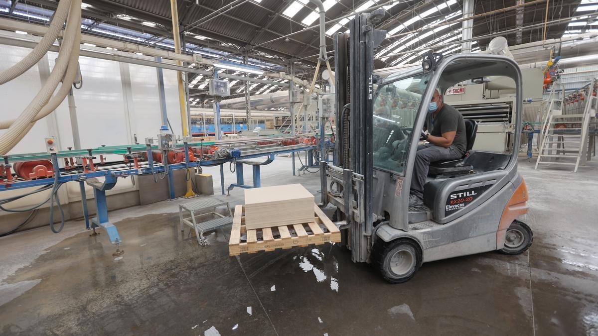 Imagen de un trabajador de una fábrica cerámica.