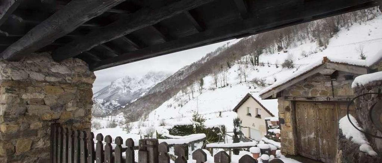 El pueblo de Tuiza, en el parque de las Ubiñas, tras una nevada.