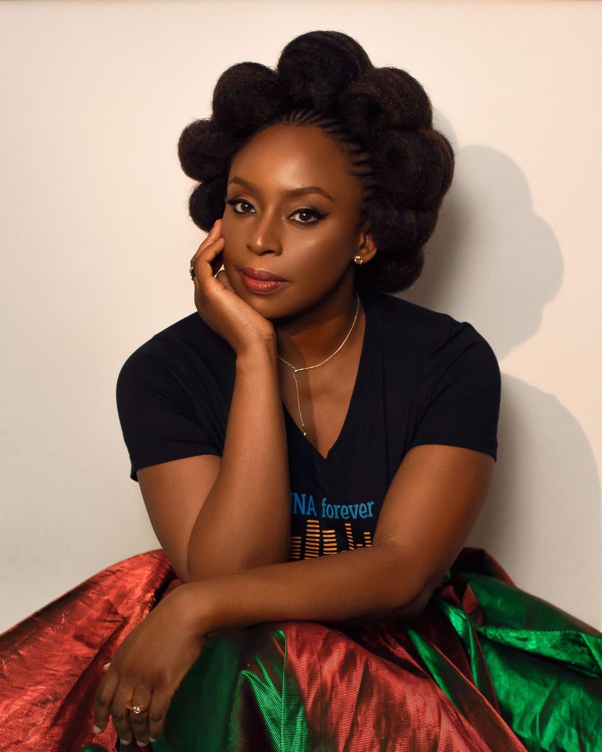 Chimamanda Ngozi Adichie, en una imagen promocional facilitada por su editorial Chimamanda Ngozi Adichie, en una imagen promocional facilitada por su editorial