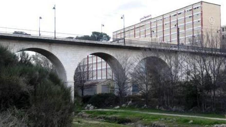 Vista de la zona junto al Pont Nou donde se prevé actuar, y recreación del resultado.