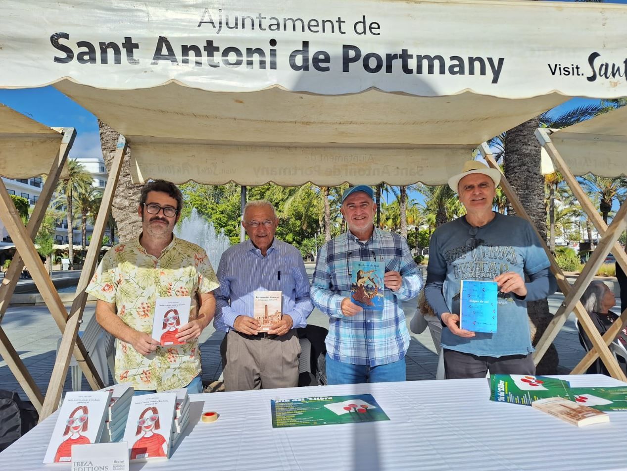 El editor Ramon Mayol, a la derecha, junto con varios autores en un Dia de Sant Jordi
