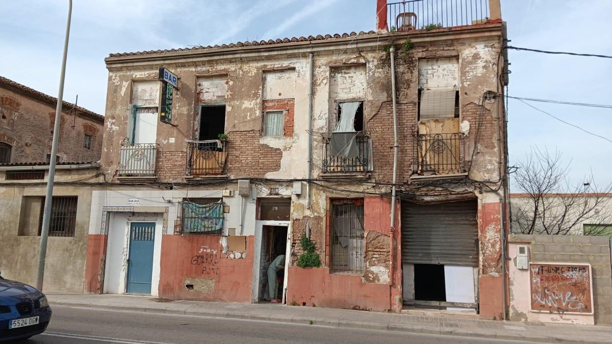 Edificio en ruinas en la Avenida de la Constitución