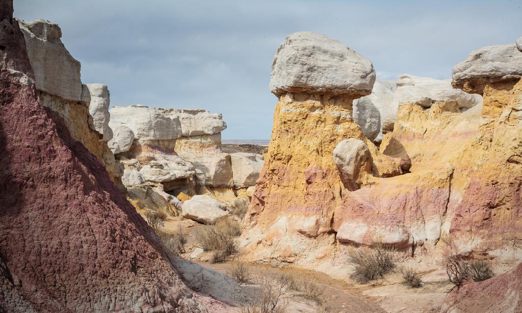 Formaciones blancas, amarillas, rojas y hasta moradas se concentran en estas formaciones sedimentarias.