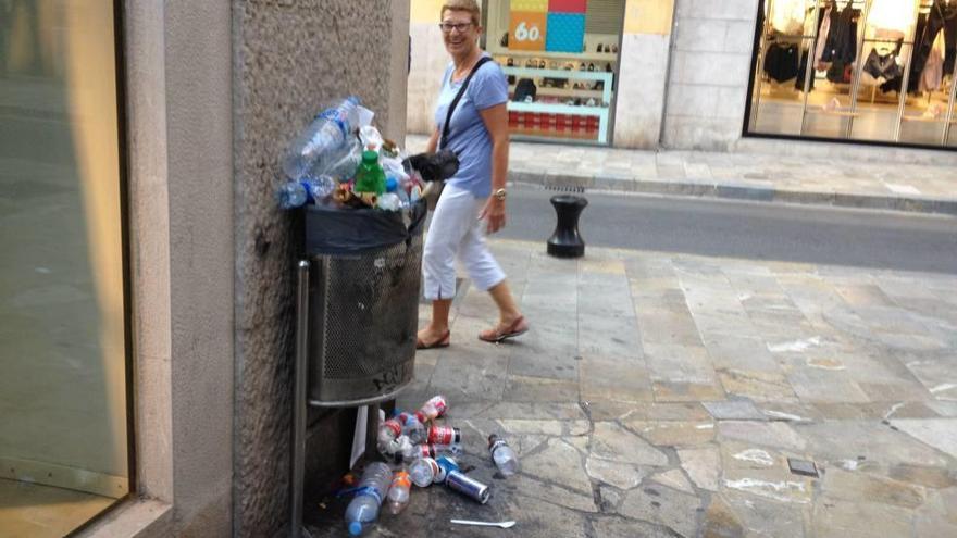 Papeleras llenas en el centro de Palma