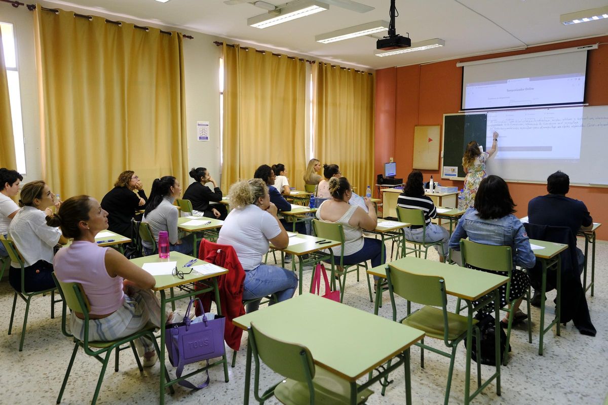 Una prueba de las oposiciones docentes en Canarias, celebradas en 2024.