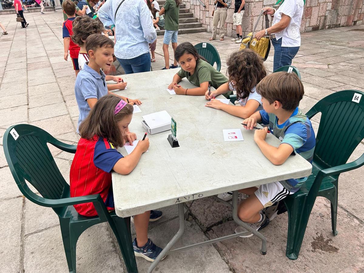 EN IMÁGENES: Los niños de Nava diseñan sus dibujos para los vasos de sidra