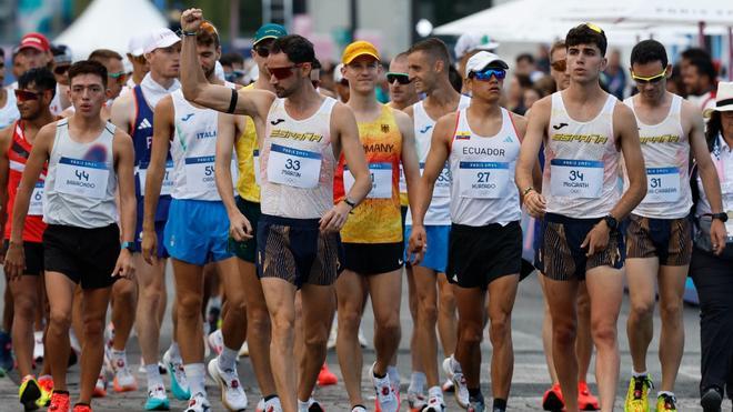 Los atletas Álvaro Martín, Paul McGrath y Diego García  a su llegada a la prueba de los 20km marcha masculinos de los Juegos Olímpicos de París 2024