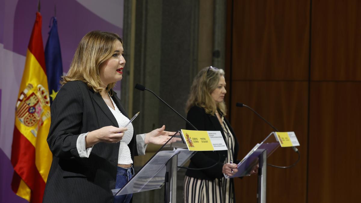 La secretaria de Estado de Igualdad, Ángela Rodríguez, y la delegada del Gobierno contra la Violencia de Género, Victoria Rosell.