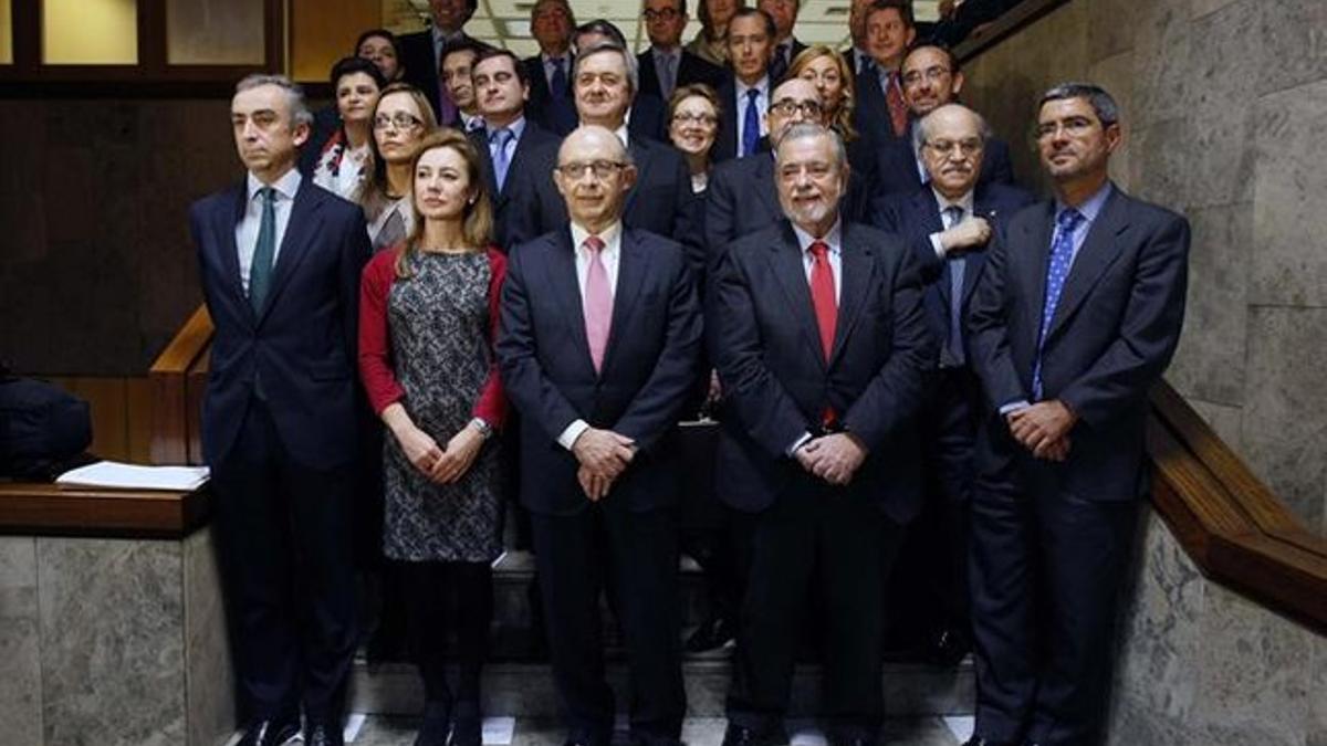 El ministro de Hacienda, Cristóbal Montoro, con los representantes autonómicos del Consejo de Política Fiscal y Financiera de enero del 2012. DAVID CASTRO5823