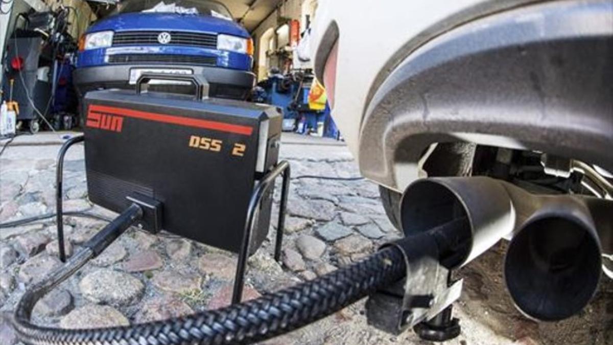 Un dispositivo mide los niveles de emisiones del motor diésel de un Volkswagen Golf 2.0 TDI en un taller.