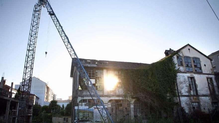 La grúa de construcción cayó sobre el edificio histórico el pasado invierno.  // Bernabé/Luismy