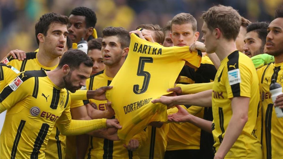 Los futbolistas del Borussia Dortmund rinden homenaje a su compañero Marc Bartra