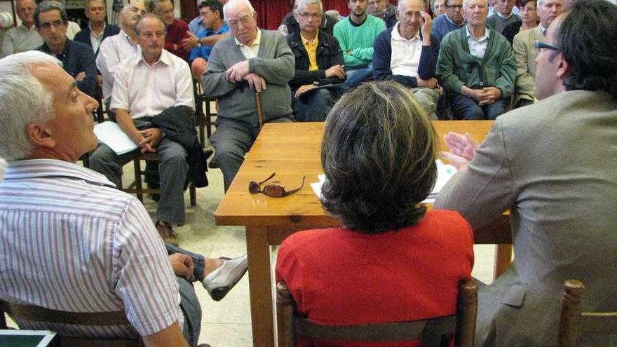 Reunión del abogado Jerónimo Escariz con los expropiados por la urbanización de Fadesa.