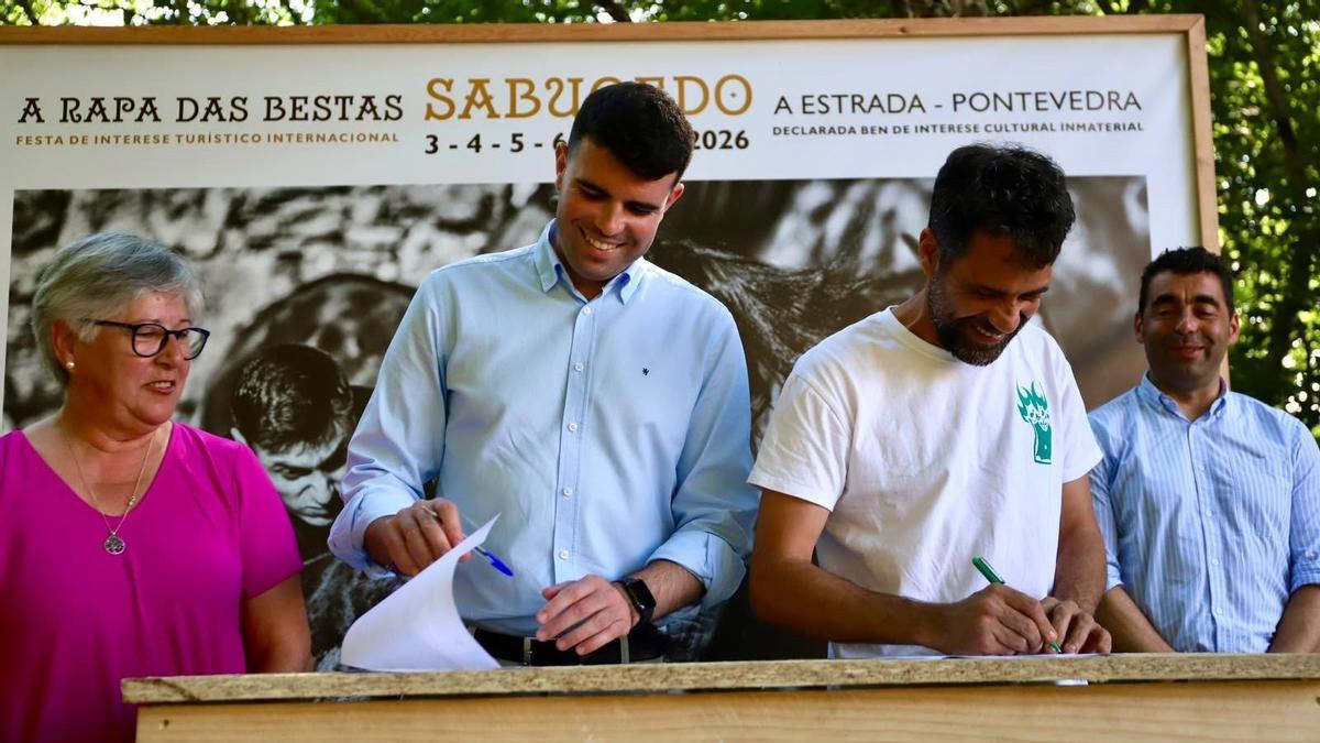 Gonzalo Louzao y Paulo Vicente, en la firma del acuerdo de cesión.