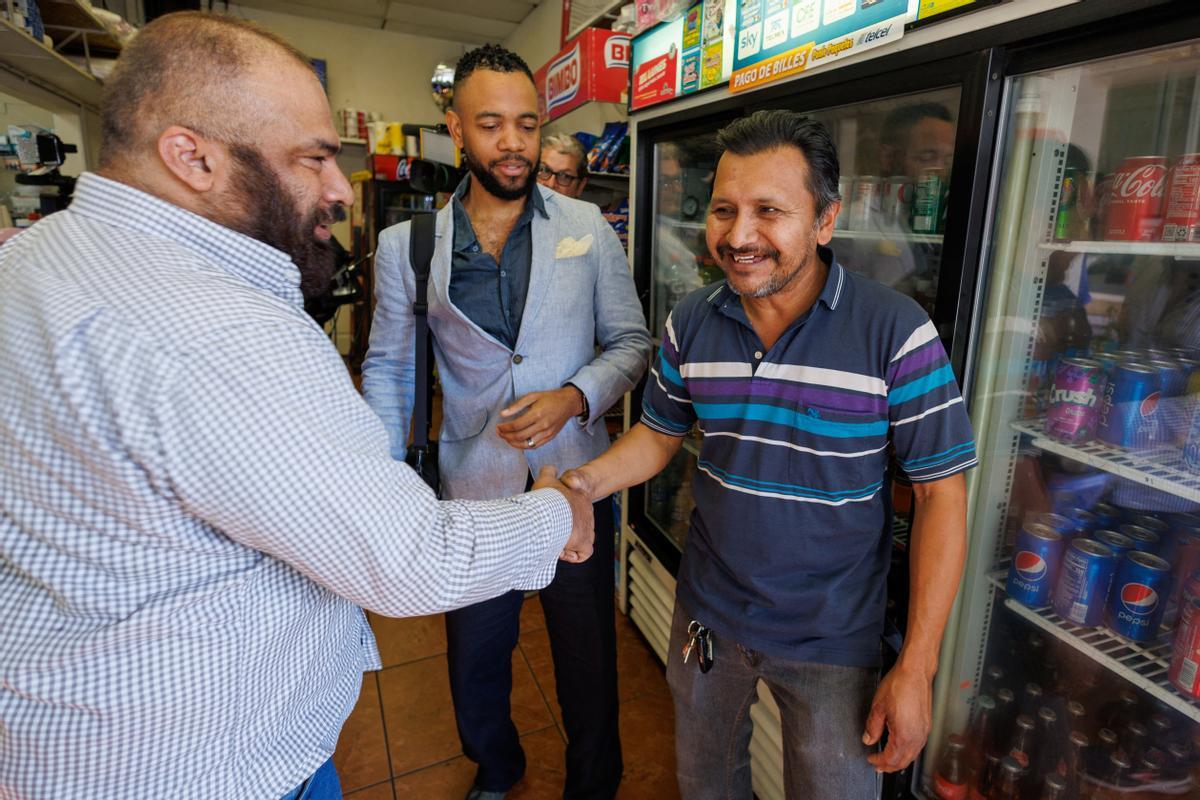 El propietario de Las Palmitas Mini Market, Nabor Herrera, es felicitado por un cliente después de que vendiera el boleto ganador de la Powerball del 19 de julio.