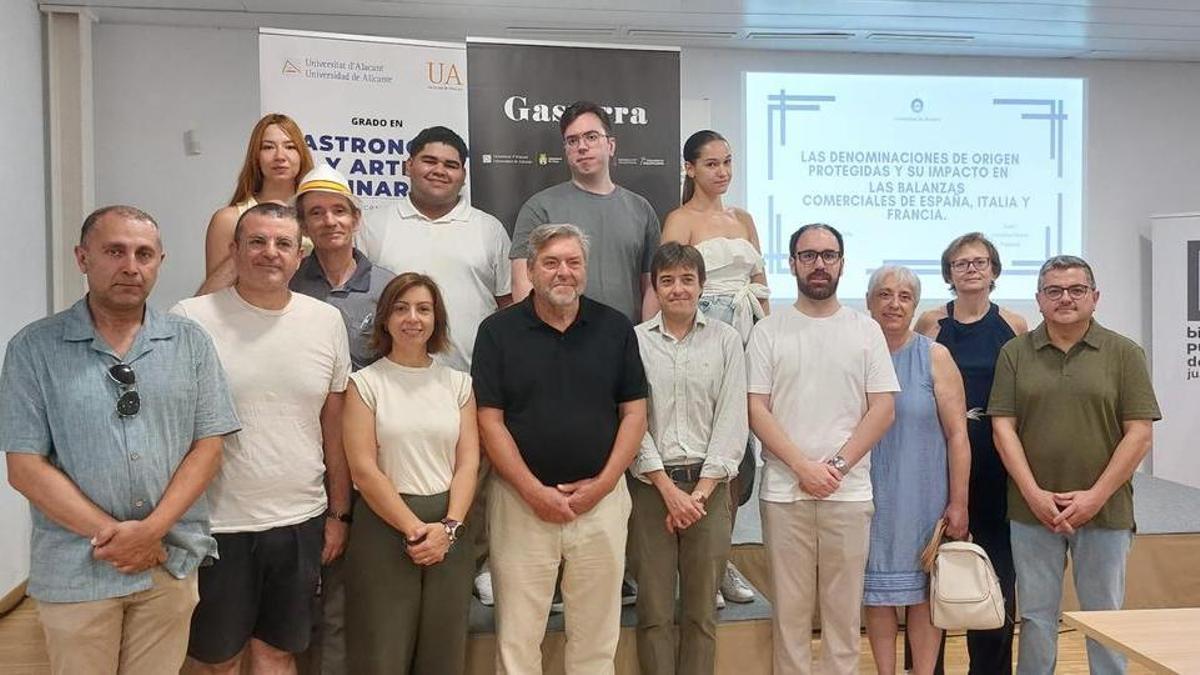 Alumnos y profesores junto al alcalde de Dénia y los concejales