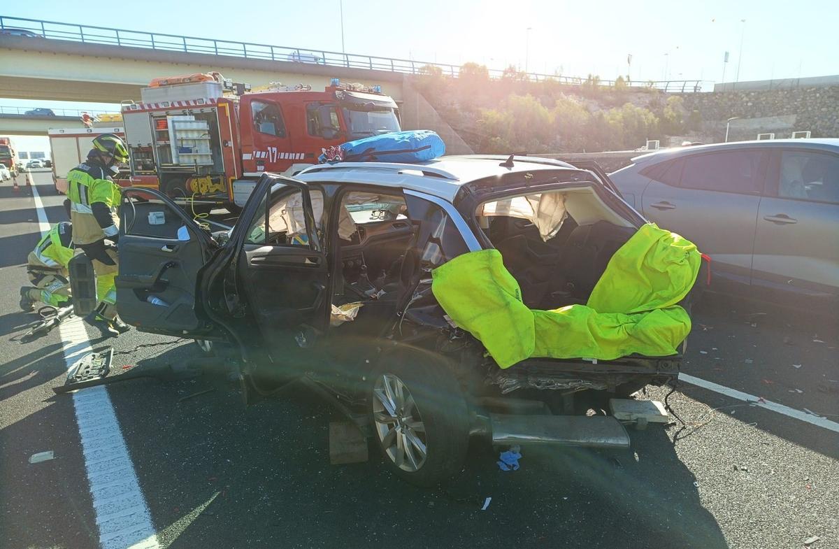 Así quedó uno de los coches implicados en el accidente