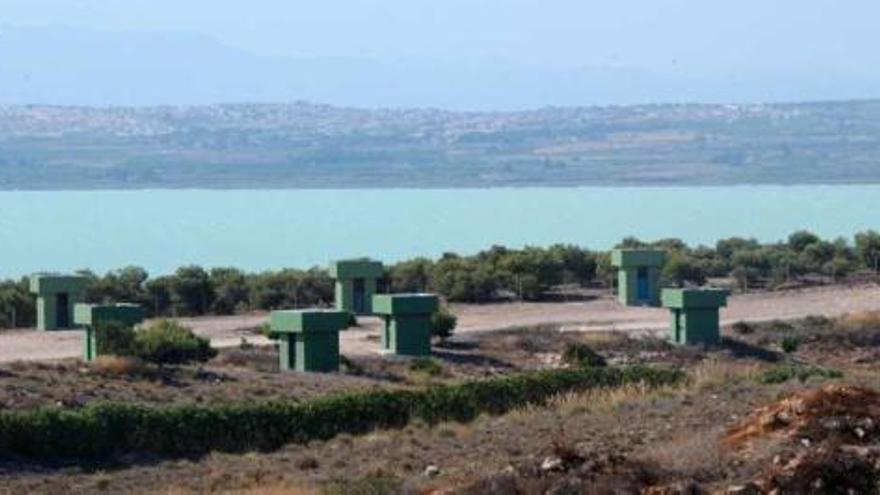 Imagen de las aguas de la laguna de La Mata que presentaban este tono tan poco habitual ayer desde el Alto de la Casilla.